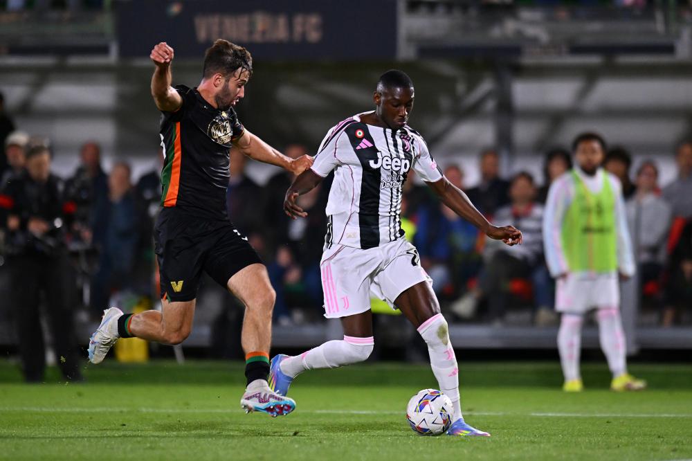 率队晋级美职联1／4决赛后，梅西现场观看儿子训练